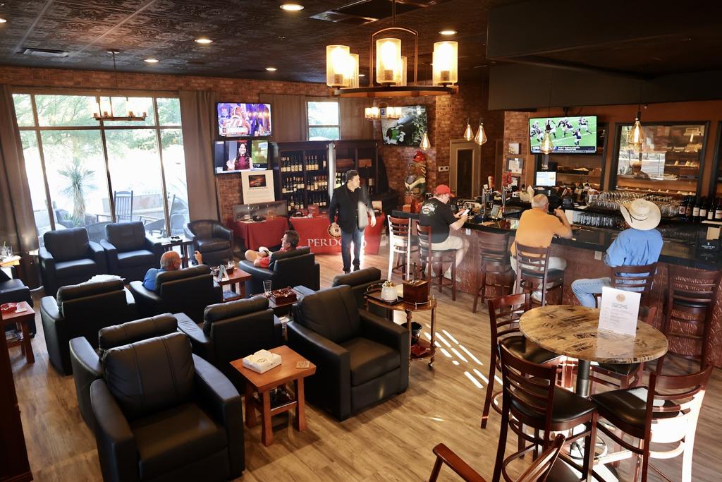sticks-golf-cigar-lounge-1