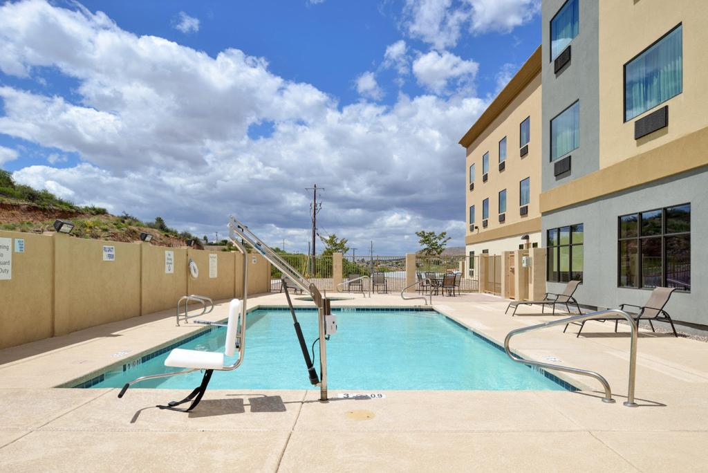 holiday-inn-express-suites-globe-by-ihg-1