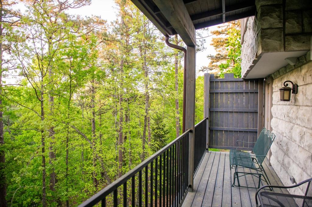 eureka-springs-treehouses-caves-castles-hobbits-1