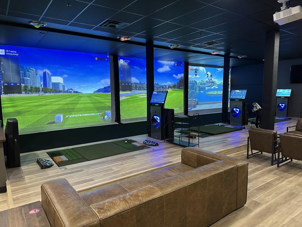 smash-factor-virtual-golf-and-lounge-1