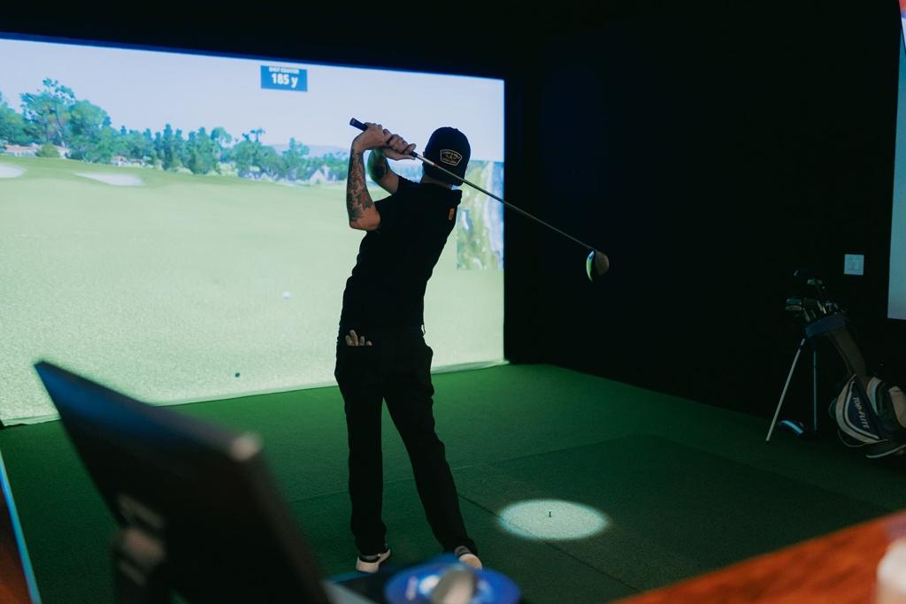 mulligans-sports-bar-golf-club-1