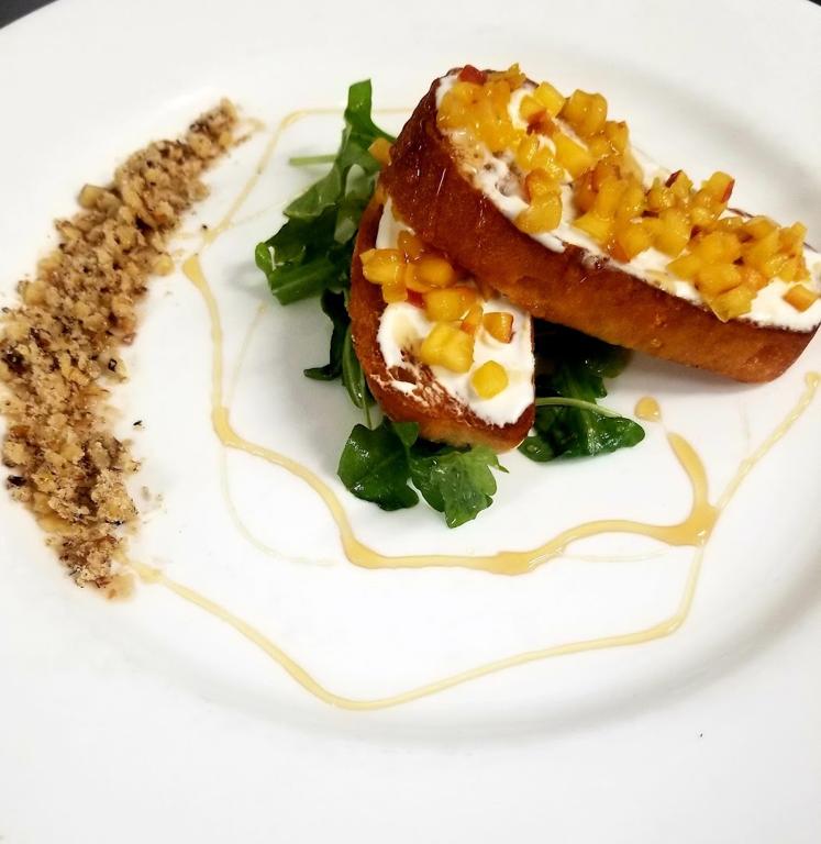 fox-hopyard-on-the-rocks-restaurant-6