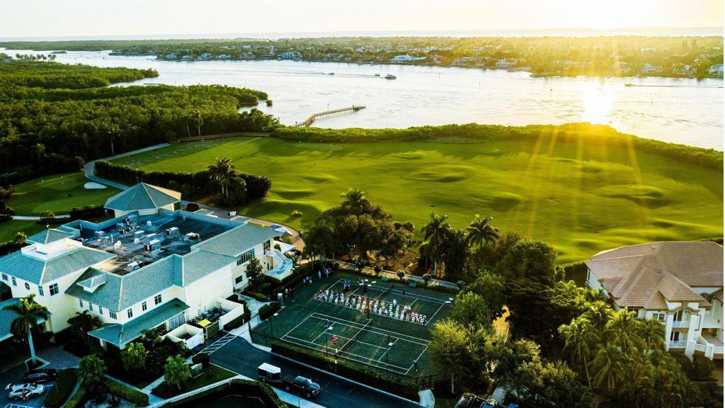 windstar-on-naples-bay-1755481005823