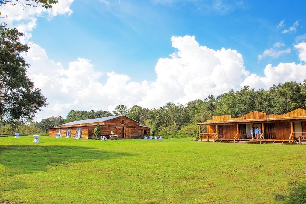 florida-rustic-barn-weddings-1