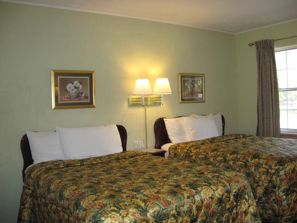 white-columns-motel-1755496111877