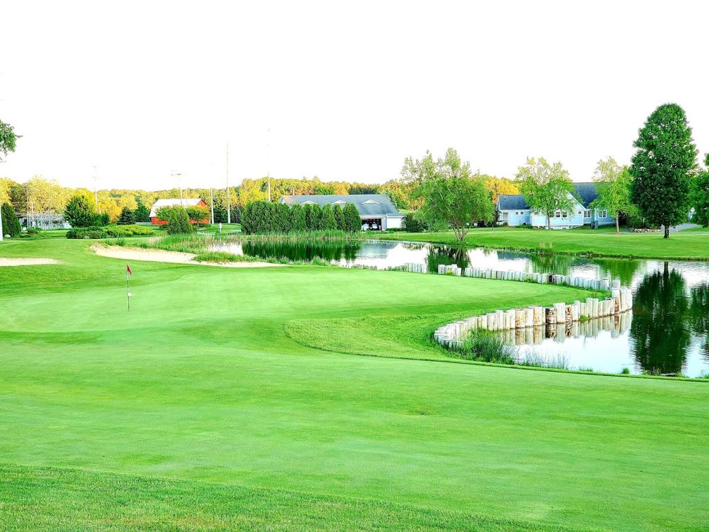 the-crown-golf-club-1755495169781