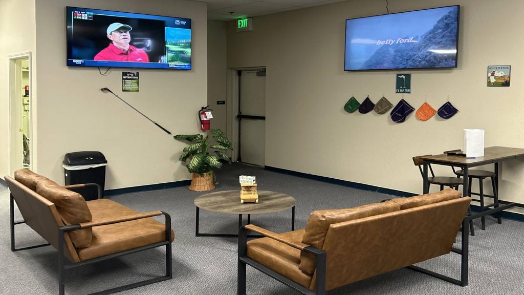 mulligans-indoor-golf-center-1