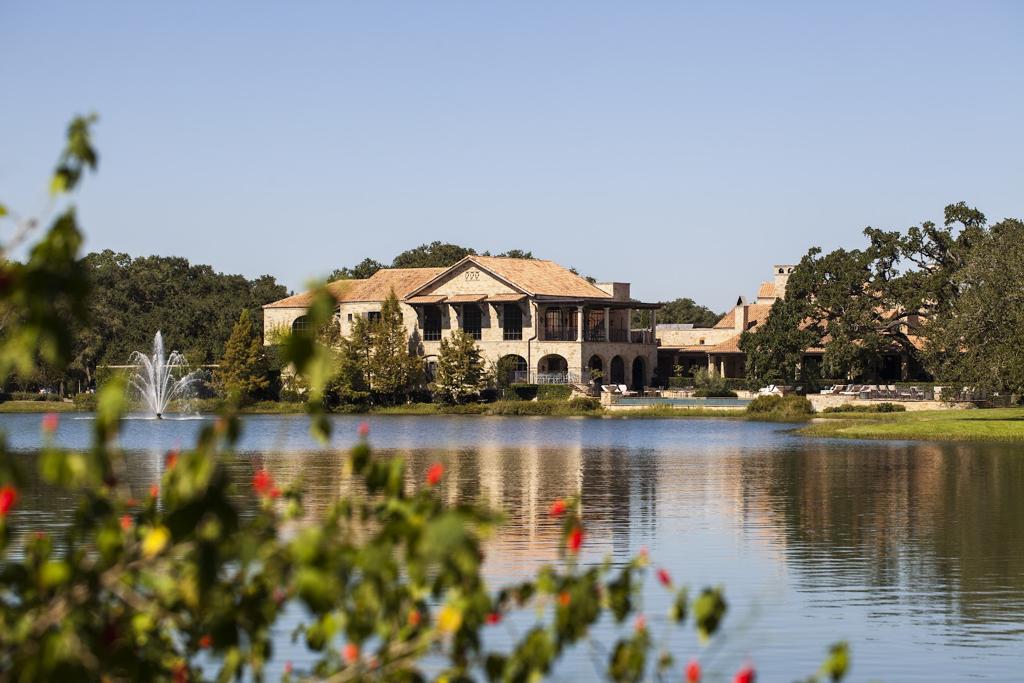 houston-oaks-country-club-retreat-1755477597256