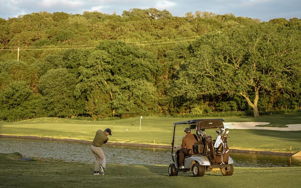 the-hills-country-club-live-oak-clubhouse-4