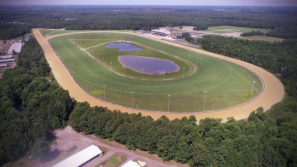 colonial-downs-racetrack-1